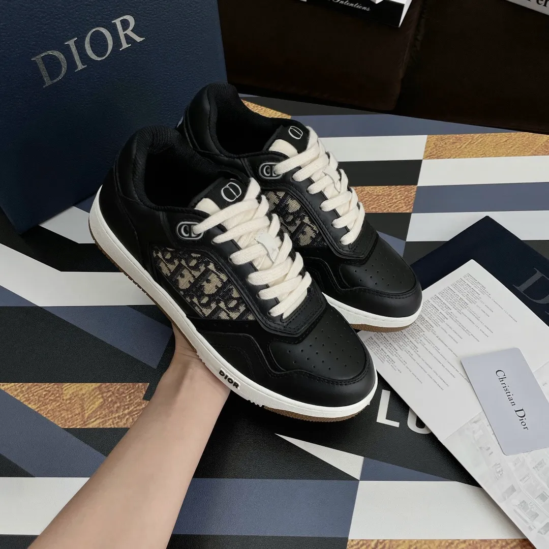 👟👟Ex-factory price p480👟👟 Male +10 (3D printing +20) Dior Dior🔥Counter genuine 1-1 top version (you can compare with the original version) The top version is made not blown out👍 👫Contrast color positioning and splicing design! Fashionable and casual personality! Look like a goddess on your feet! Simple line design, three-dimensional cutting, super invincible and stylish, looks good no matter how you match it. The super popular elements and colors make the whole set youthful and beautiful. It can easily catch the eye in the crowd. It is casual, comfortable, fashionable and versatile, a high-quality casual suit with no sense of age. ✅Fabrics: imported first-layer cowhide + high-tech laser technology. ✅Inner lining: imported transparent silk fabric. ✅Feet: original molded feet. ✅Outsole: original molded 1:1 two-color T👟👟factory price pU outsole ✅Method: original 1:1 full set of lasts ✅Female size: 35～40 ✅Male size: 38～45